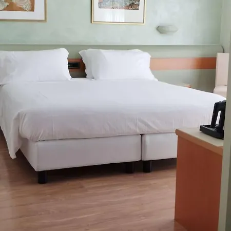 Leonardo Da Vinci Hotel Erba